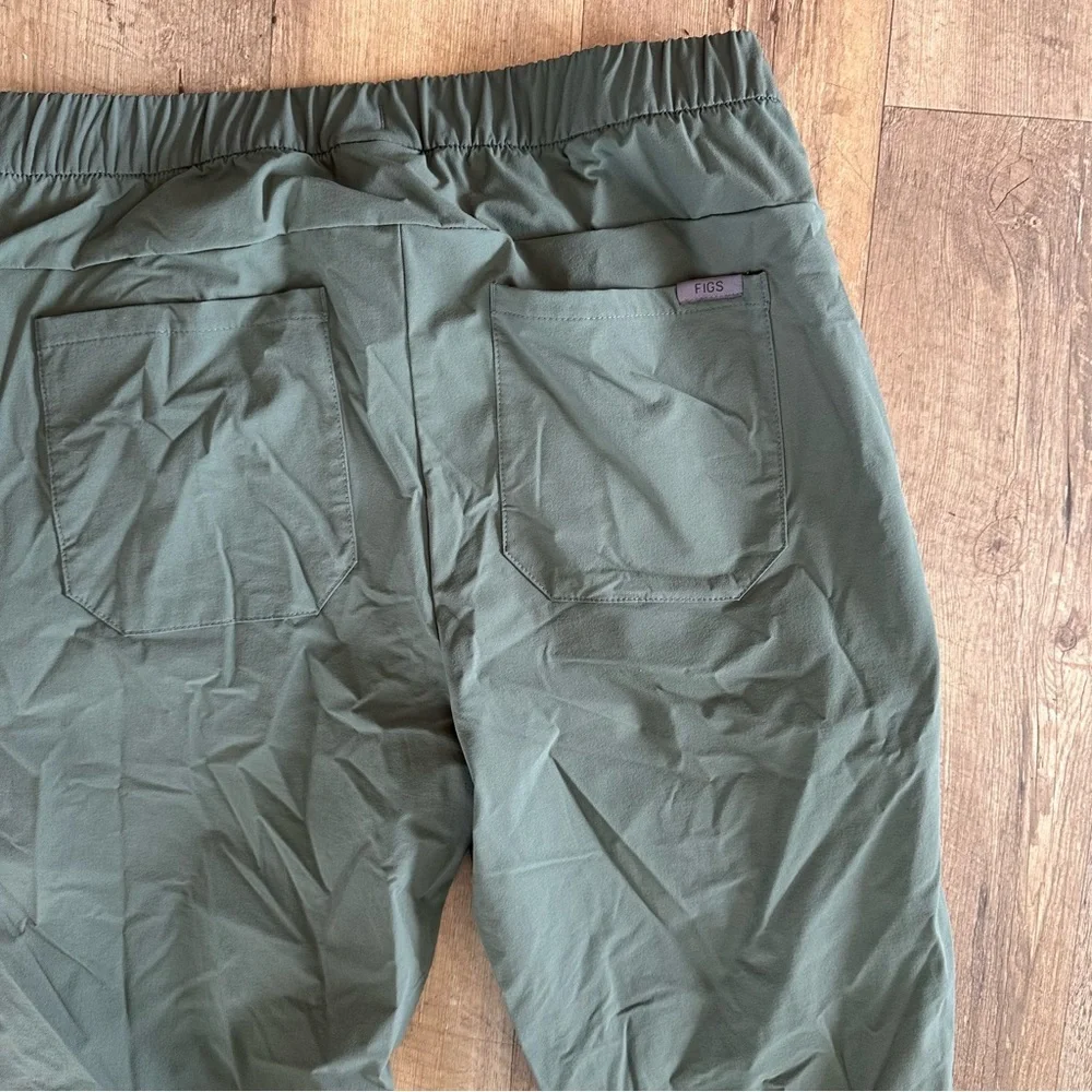 FIGS Men’s Tailored Trouser Agave